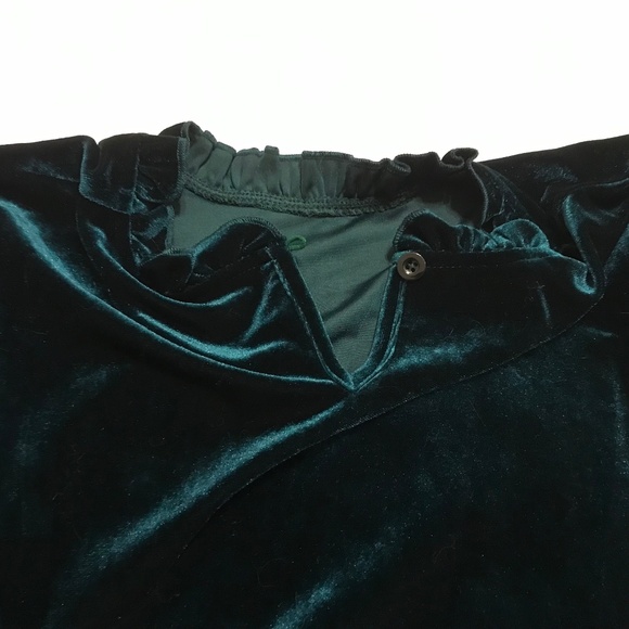 Green velvet long sleeved top embellished with ruffles at wrists & collar (L) - Picture 15 of 16